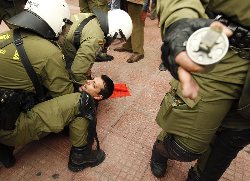 La policía detiene a uno de los manifestantes durante las protestas que se han producido en Atenas. Athens
