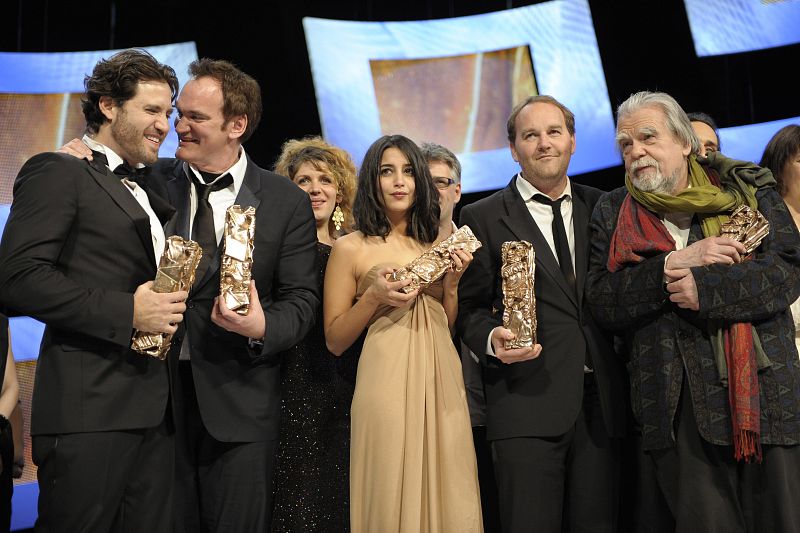 De izquierda a derecha, el actor venezolano Edgar Ramírez, el director estadounidense Quentin Tarantino, la actriz francesa Leila Bekhti, el director francés Xavier Beauvois y Michael Lonsdale posan con sus premios.