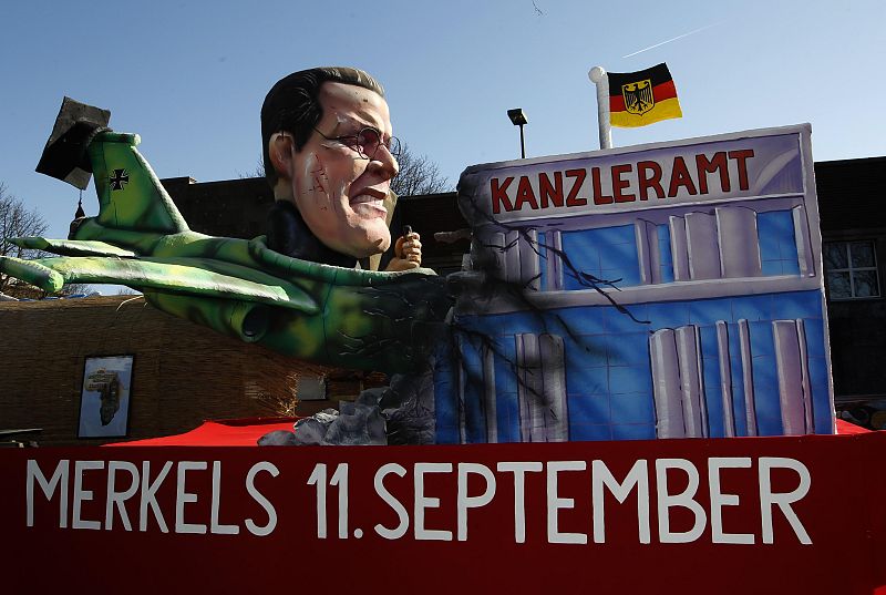 Una carroza con una caricatura del ex ministro de Defesa alemán Karl-Theodor zu Guttenberg participa en el desfile del lunes de carnaval en Dusseldorf .