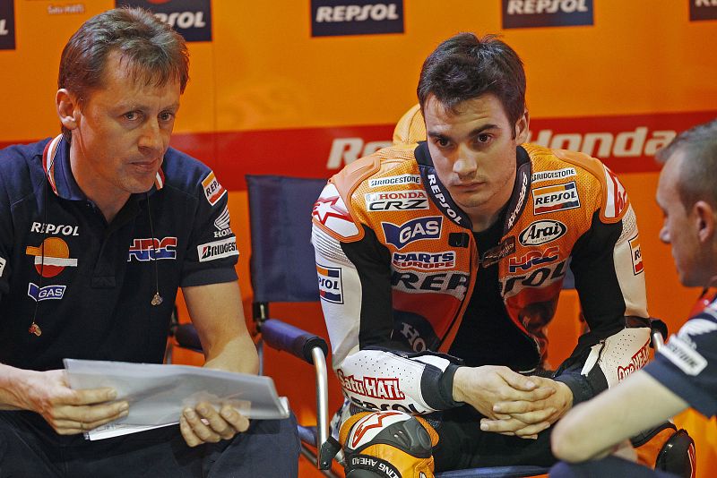 Pedrosa observa atento los tiempos del resto de la parrilla.