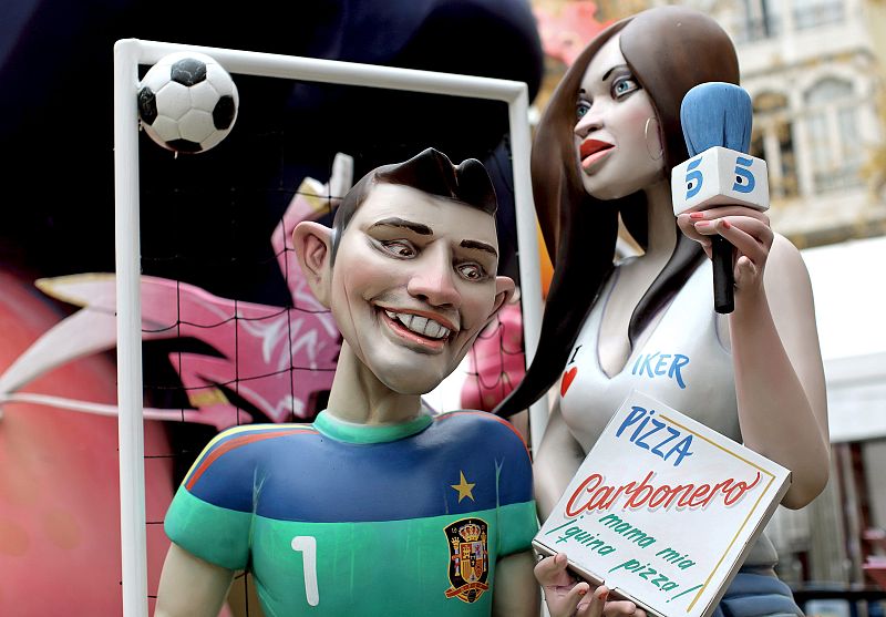 Ninots del portero del Real Madrid Iker Casillas y su novia, la periodista Sara Carbonero en la falla Plaza del Mercado.