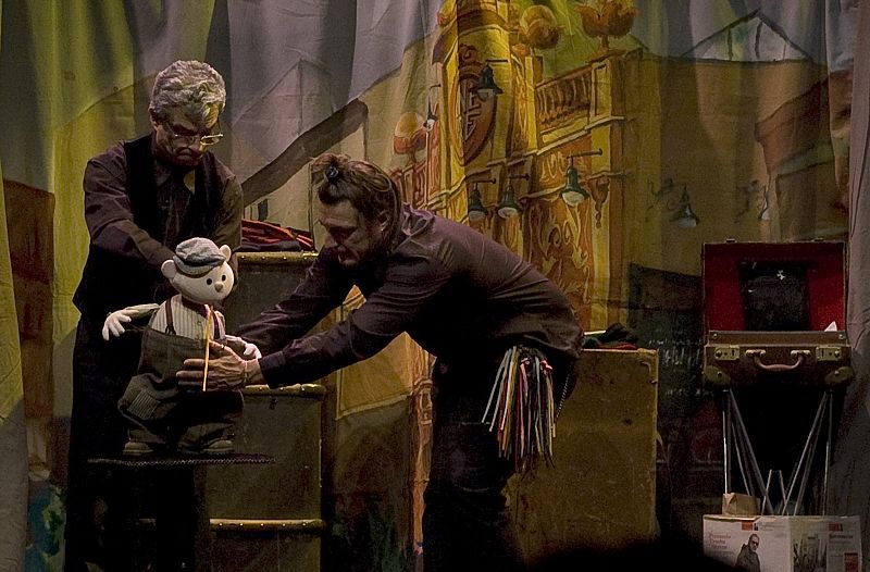 'Jean Philippe y Maletín, cómigomagos de postín' promete magia y títeres. En la Casa de Cultura de Cobeña.