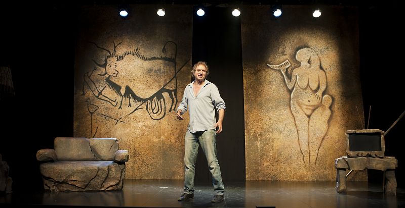 Nancho Novo protagoniza 'El cavernícola' de Marcus Von Vatchel. Una comedia que explora la distancia entre sexos y que ha sido definida como "fenómeno único" por el New York Times.