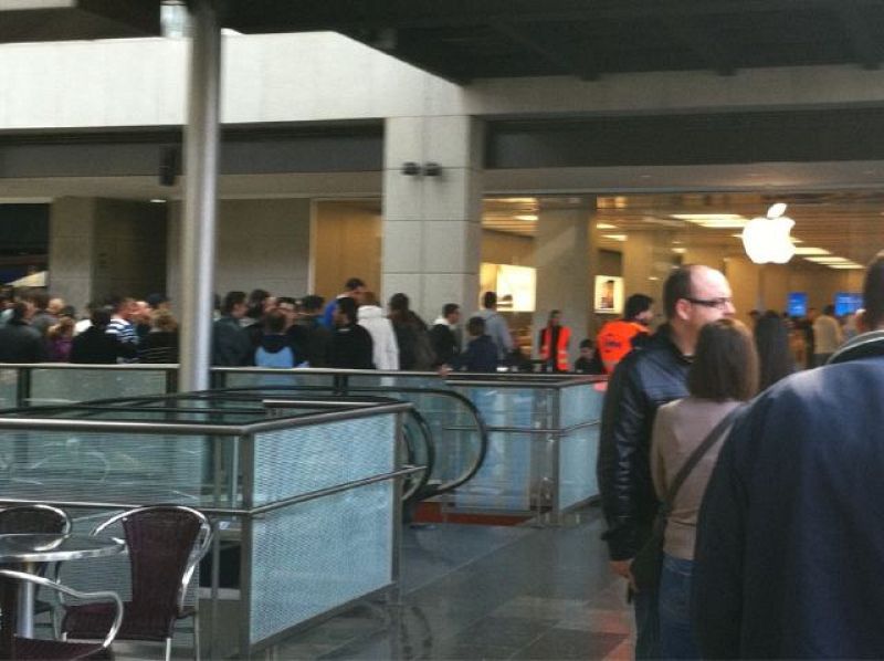 Centenares de personas haciendo cola en Barcelona para comprar el iPad 2