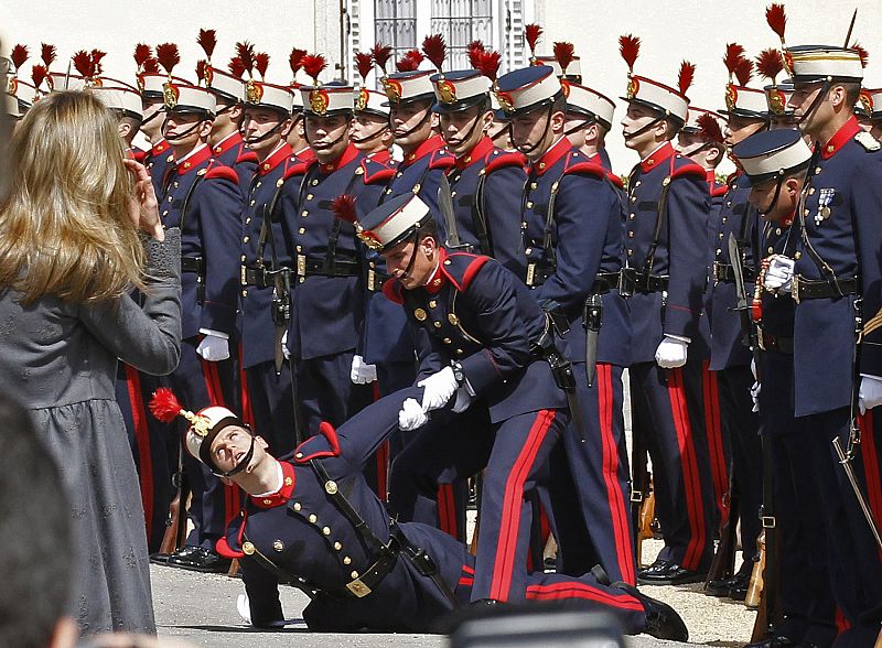 Uno de los miembros de la Guardia Real, se desmaya poco antes de la llegada del príncipe de Gales y su esposa.