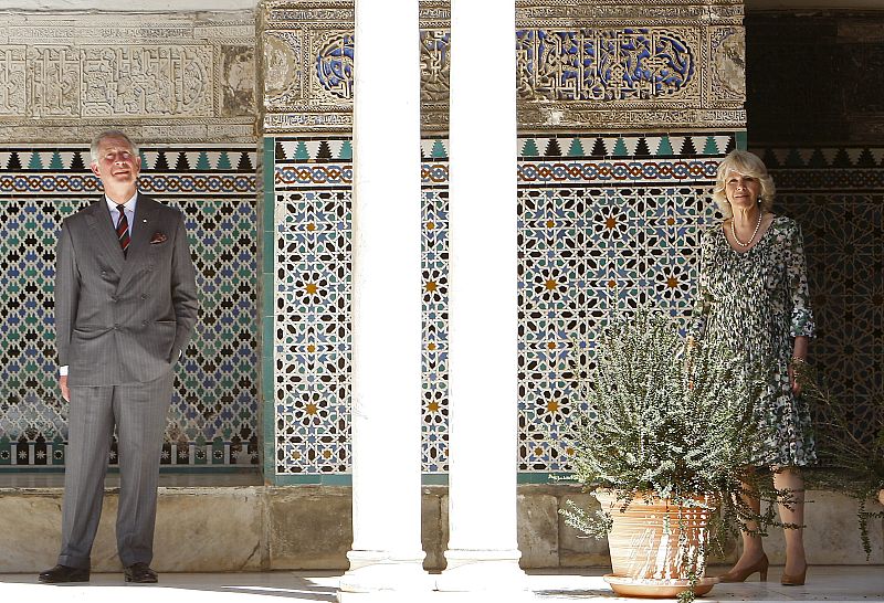 Carlos y Camila en el patio de las Doncellas del Real Alcázar, durante su visita a Sevilla