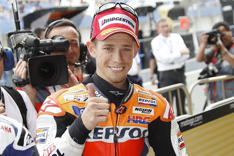 Stoner saluda tras llevarse la 'pole' en MotoGP.