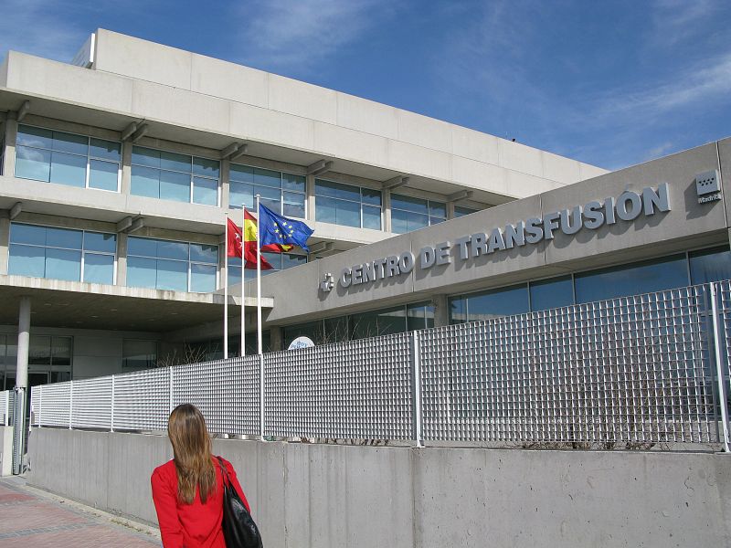 Las unidades de sangre se transportan a los bancos de sangre, como el del Centro de Transfusión de la Comunidad de Madrid
