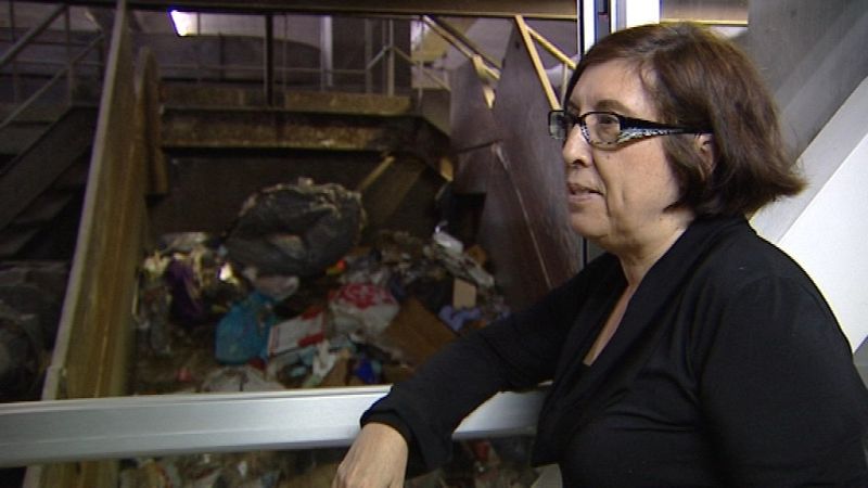 Anna González Batlle muestra la planta de tratamiento de basuras