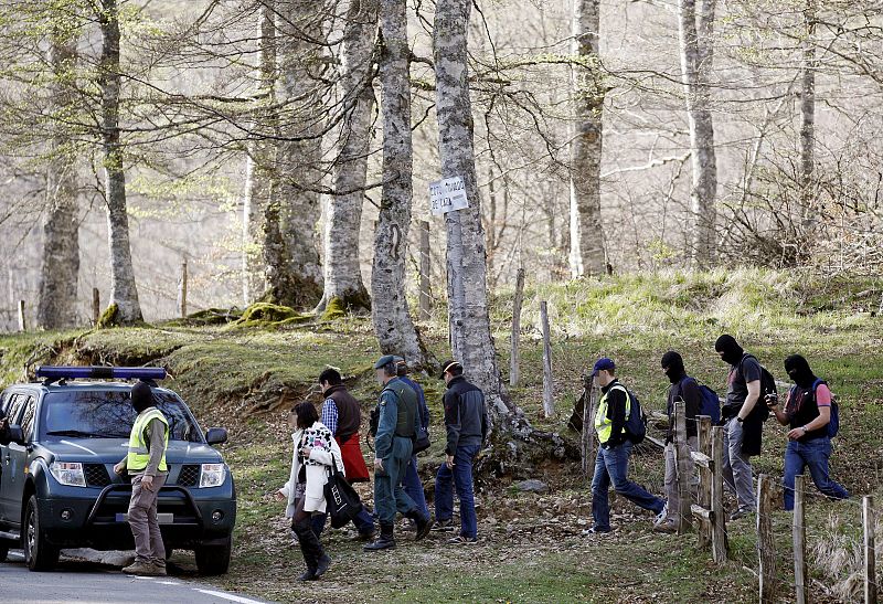Efectivos de la Guardia Civil abandonan el lugar donde ha sido trasladado Aitor Esnaola en la Sierra de Aralar en Navarra