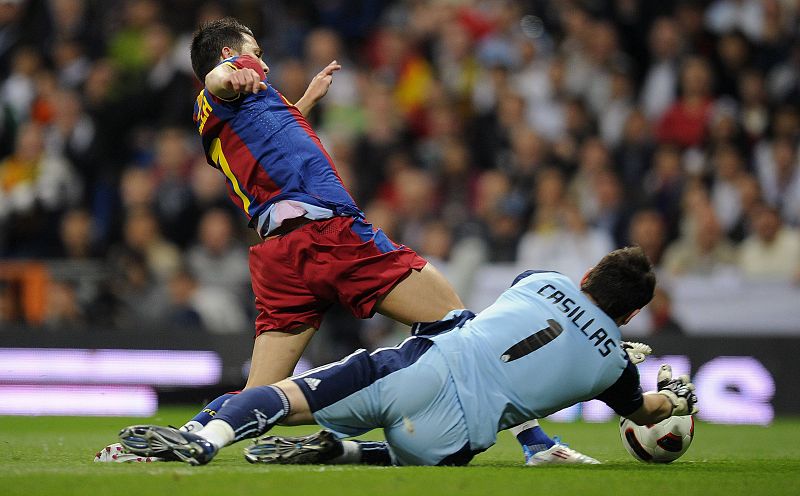 Casillas derriba a Villa en un claro penalti no pitado por el arbitro del encuentro.