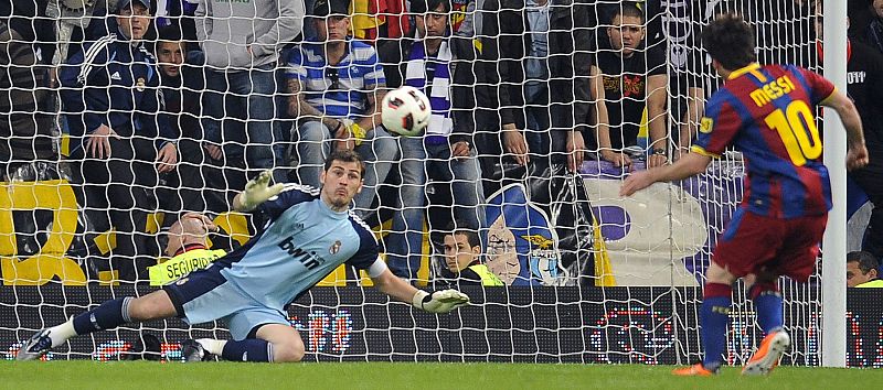 Messi marca gol de penalti a Iker Casillas en el minuto 52.