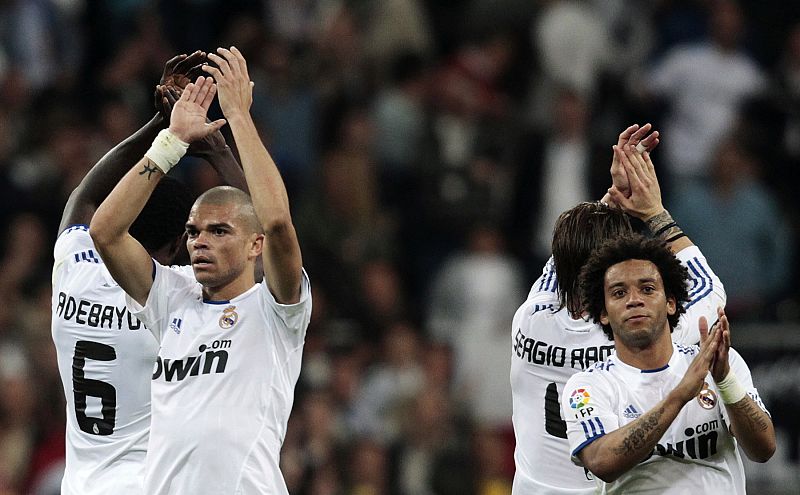Pepe and Marcelo saludan a la afición tras finalizar 1-1 el partido ante el FC Barcelona.