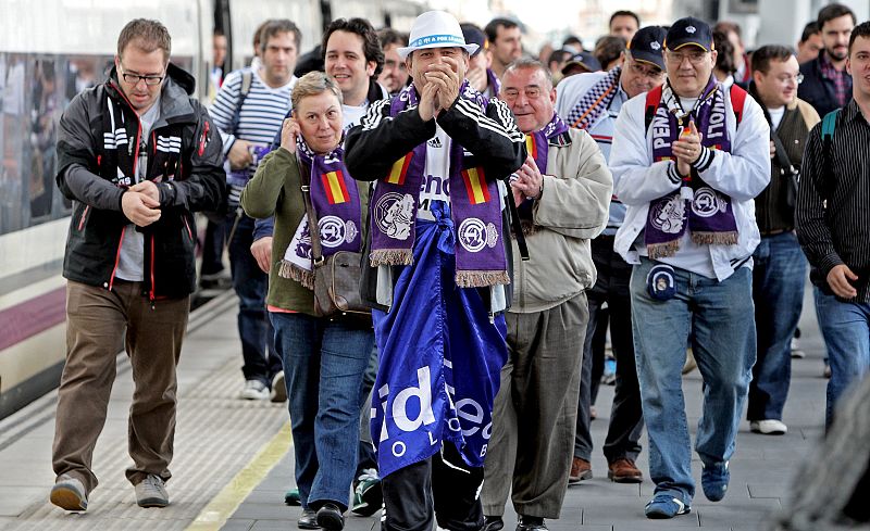 Aficionados del Real Madrid a su llegada esta mañana a la estación Joaquín Sorolla del AVE de Valencia