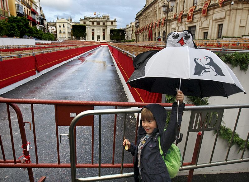 LA LLUVIA IMPIDE LA SALIDA DE LAS COFRADIAS DEL JUEVES SANTO EN SEVILLA