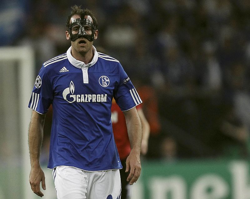 Metzelder of Schalke 04 looks on during their Champions League semi-final first leg soccer match against Manchester United in Gelsenkirchen