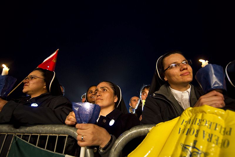 Peregrinos esperan pacientes a que comience la ceremonia.