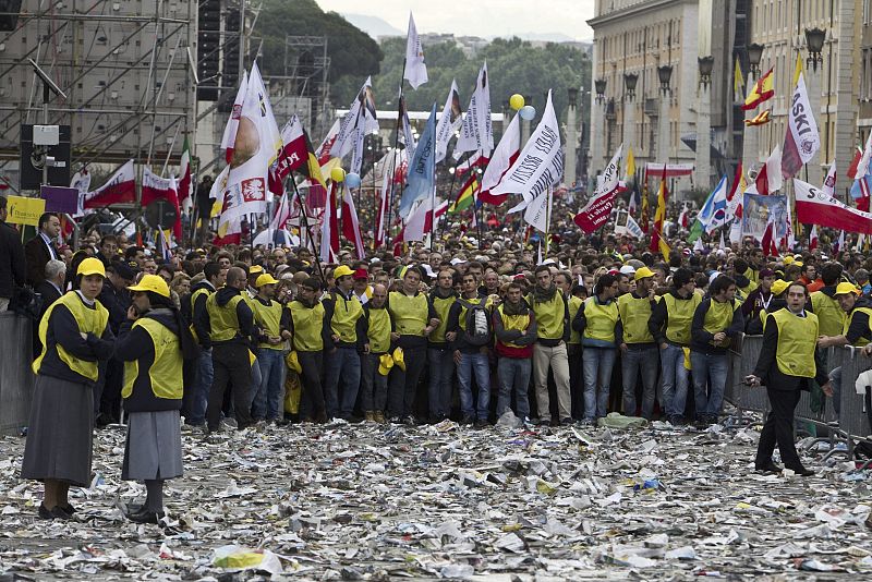 Voluntarios ayudan en el control de masas en la plaza de San Pedro, Ciudad del Vaticano.
