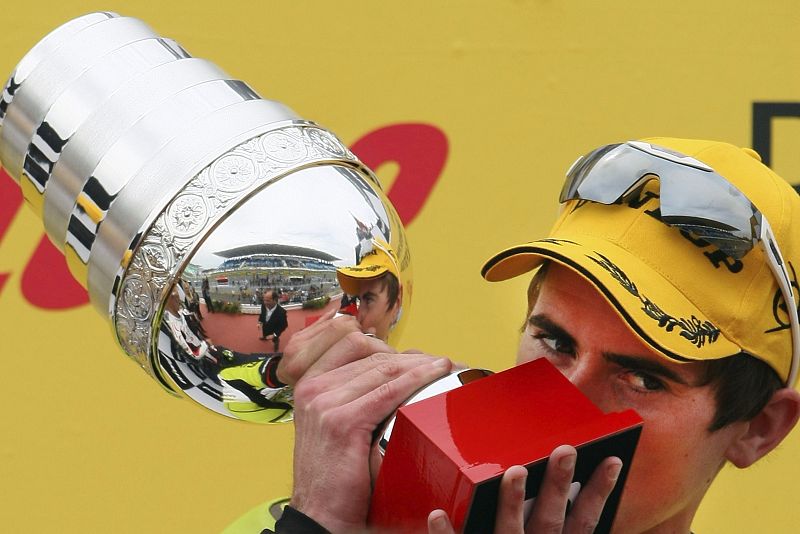 Nicolás Terol celebra en el podio la victoria conseguida en el Gran Premio de Portugal.