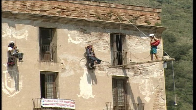 En el 2002, los habitantes de la casa hicieron resistencia pacífica ante la orden de desalojo