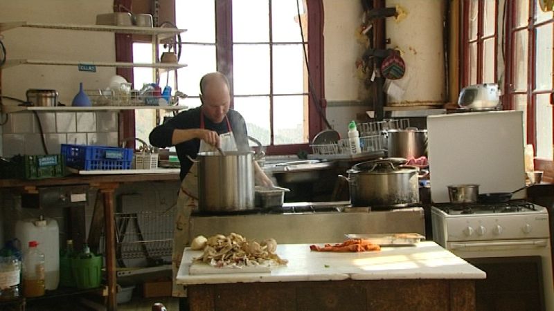 Los habitantes deben cocinar para todos los miembros de la casa