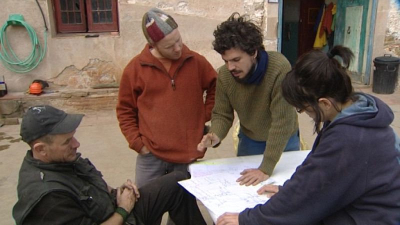 Uno de los ocupas enseña el plano del agua de la casa a los demas