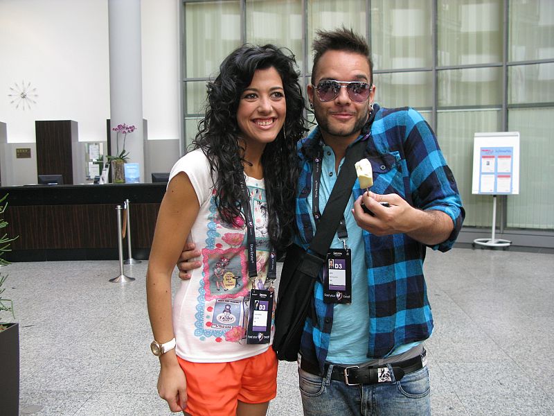 Lucía Pérez y Nito, a su llegada al Düsseldorf Arena