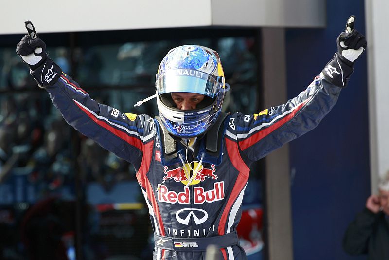Sebastian Vettel levanta los brazos tras ganar el Gran Premio de Turquía de Fórmula Uno.