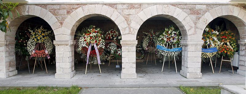 Multitud de coronas florales para  'Seve'