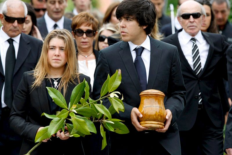 Dos de los hijos de Severiano Ballesteros Carmen y Javier, que porta las cenizas de su padre, que encabezaron la comitiva.