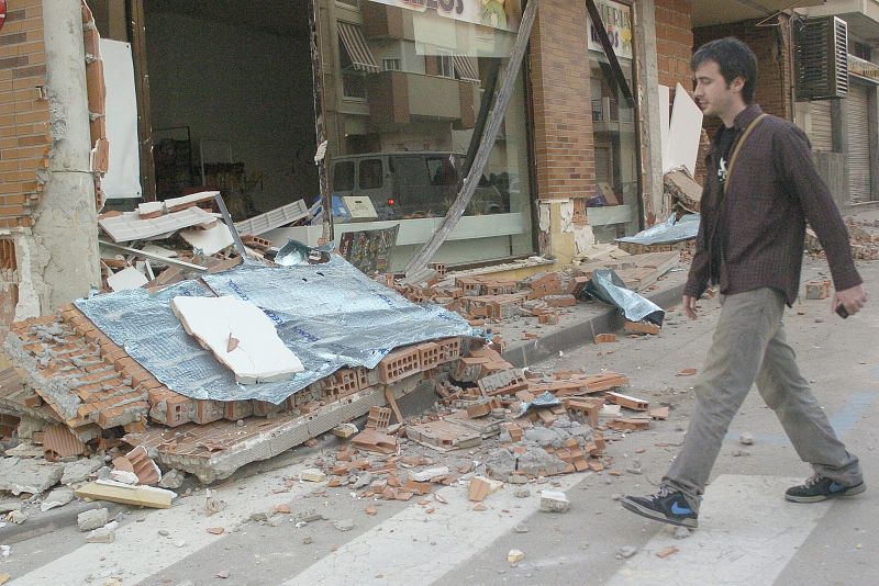 Varias mujeres en la calle Galicia de Lorca, una de las afectadas por el terremoto.