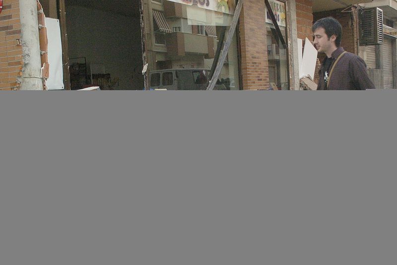 Un hombre camina por una calle de Lorca tras el terremoto.