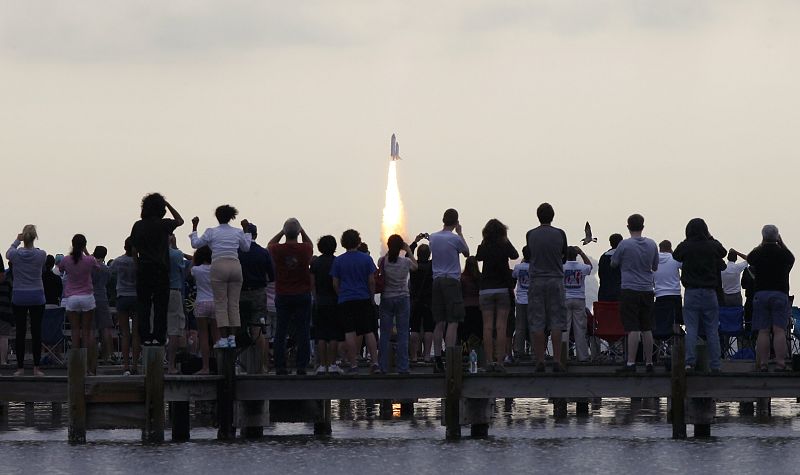 Numerosos aficionados se han acercado a Cabo Cañaveral, Florida, para decir adiós al transbordador de la NASA tras 30 años de misiones espaciales