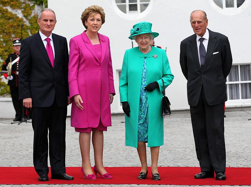 Posado oficial de la presidenta de Irlanda, su marido, la reina Isabel II y el príncipe Philip