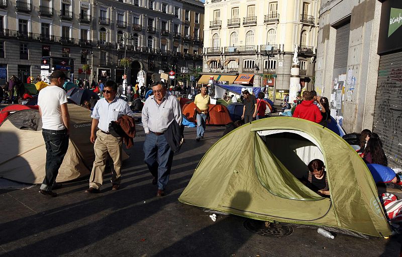 Demonstrators camp out in Madrid's Puerta del Sol during seventh day of protests