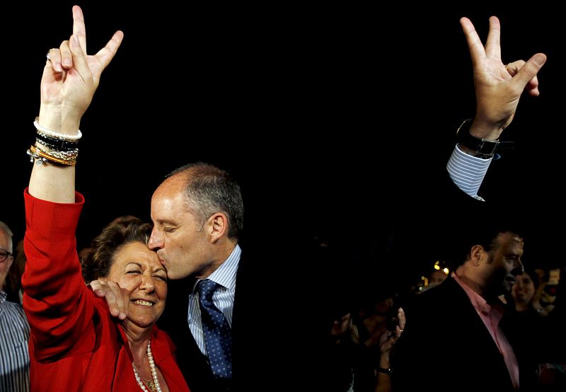 El presidente de la Generalitat, Francisco Camps, y la alcaldesa de Valencia, Rita Barberá, tras conocer los resultados de los populares en las elecciones municipales y autonómicas.