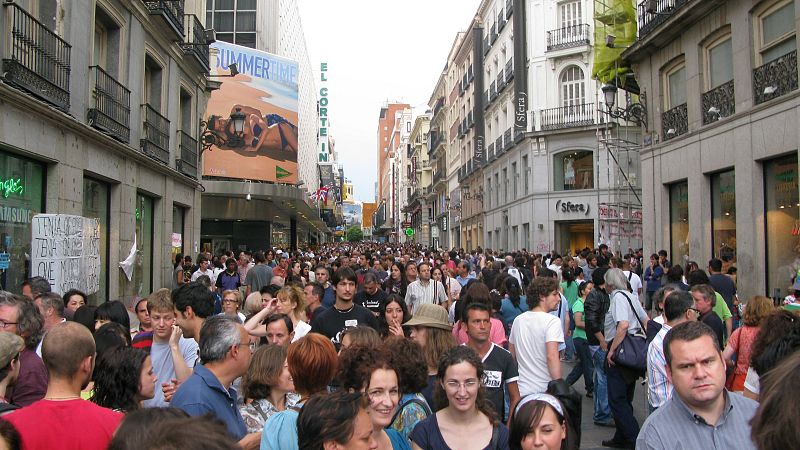 Aunque con menos afluencia que en los anteriores días, la gente ha seguido acercándose a la plaza para apoyar el movimiento o como simples curiosos.