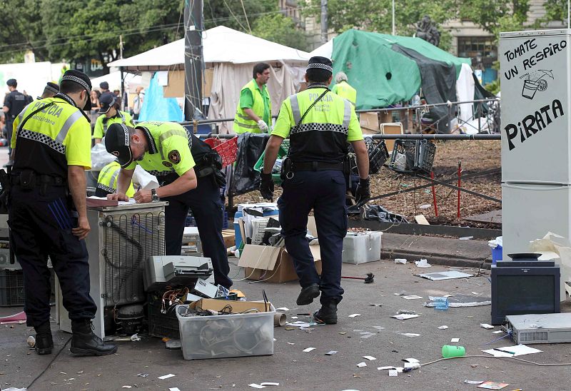 MOSSOS SE DESPLIEGAN EN LA PLAZA DE CATALUÑA PARA RETIRAR OBJETOS Y LIMPIAR LA ZONA