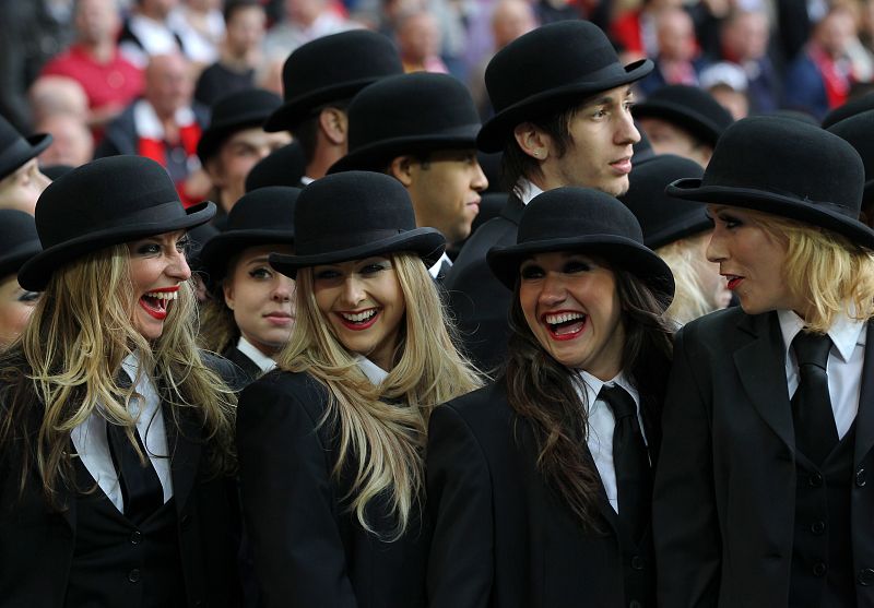 Unas bailarinas con la típica indumentaria inglesa en la ceremonia de apertura de la final de Wembley.