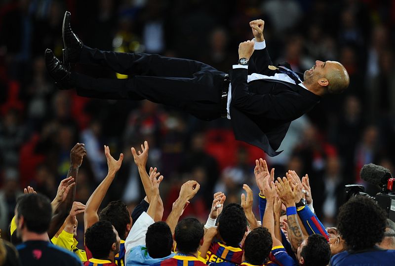 Guardiola fue manteado por sus jugadores al conseguir su segunda Champions como entrenador, además de la que ganó como jugador en 1992 en el mismo Wembley.