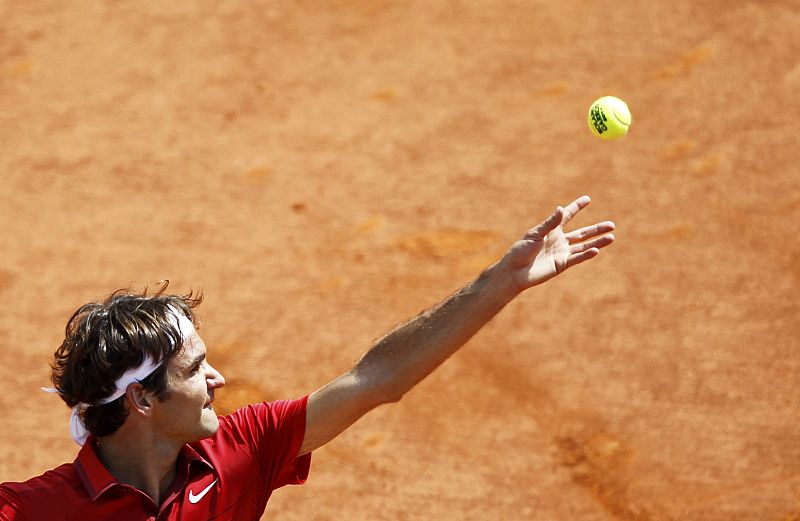 El tenista suizo Roger Federer sirviendo ante Rafa Nadal en la final de Roland Garros 2011.
