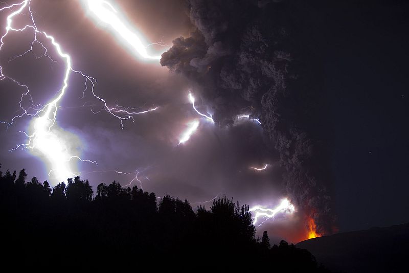 Bariloche, a 1.600 kilómetros al suroeste de Buenos Aires, amanecía este domingo con lluvia tenue e intermitente, después de que el sábado la ciudad se cubriera con una espesa capa de cenizas por la erupción del volcán situado en el sur de Chile.