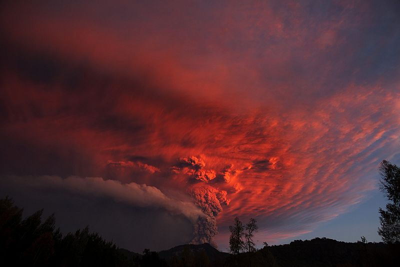 El sistema volcánico Puyehue-Cordón Caulle se extiende a lo largo de 15 kilómetros entre las regiones de Los Lagos y de Los Ríos, en la Cordillera de los Andes.