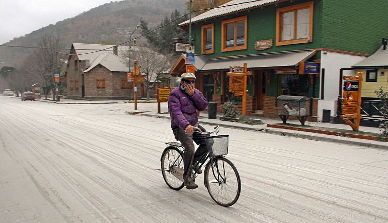 Un hombre transita en bicicleta por la ciudad de San Martín de los Andes en la Patagonia de Argentina, donde llegaron las cenizas del volcán Puyehue.