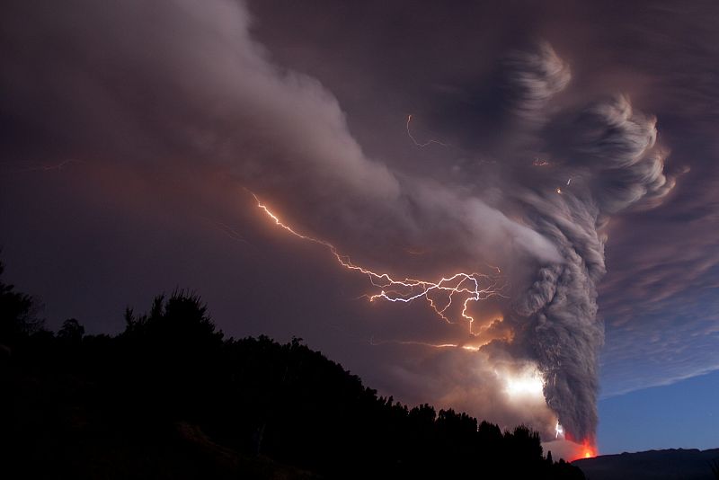 La columna de humo crece día a día.