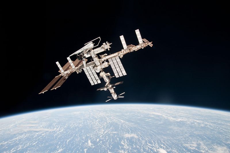 Otra de las perspectivas del Endeavour durante el momento en el que se está acoplando a la ISS