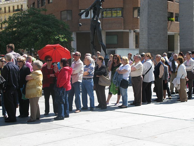 Centenares de personas han hecho cola desde primera hora para llevarse los productos