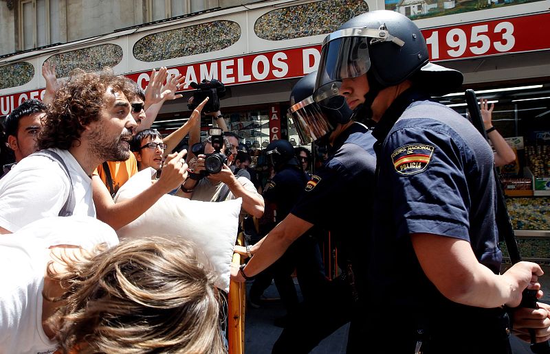 Varios "indignados" del movimiento 15-M discuten con los agentes al finalizar el pleno en el Parlamento