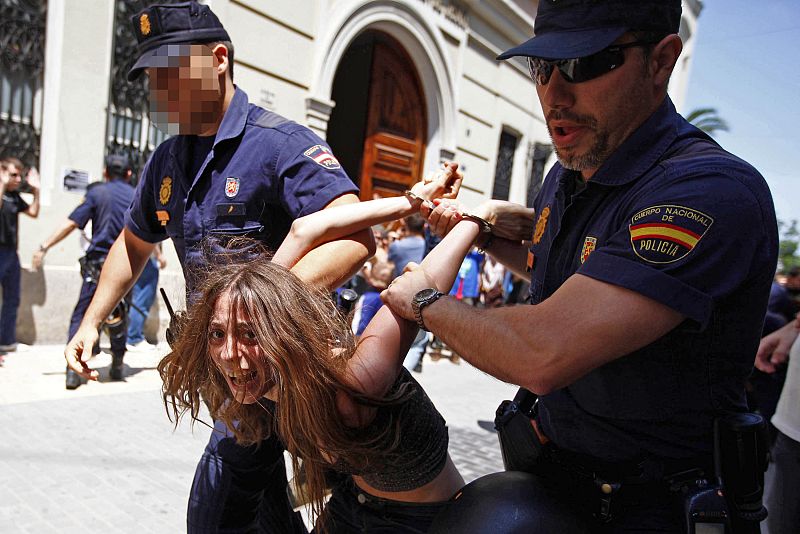 En la carga han resultado heridas 18 personas, entre ellas, ocho agentes de policía