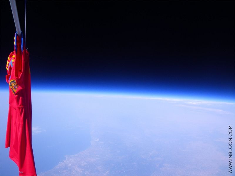 La camiseta de la selección española de fútbol 'besando' el espacio